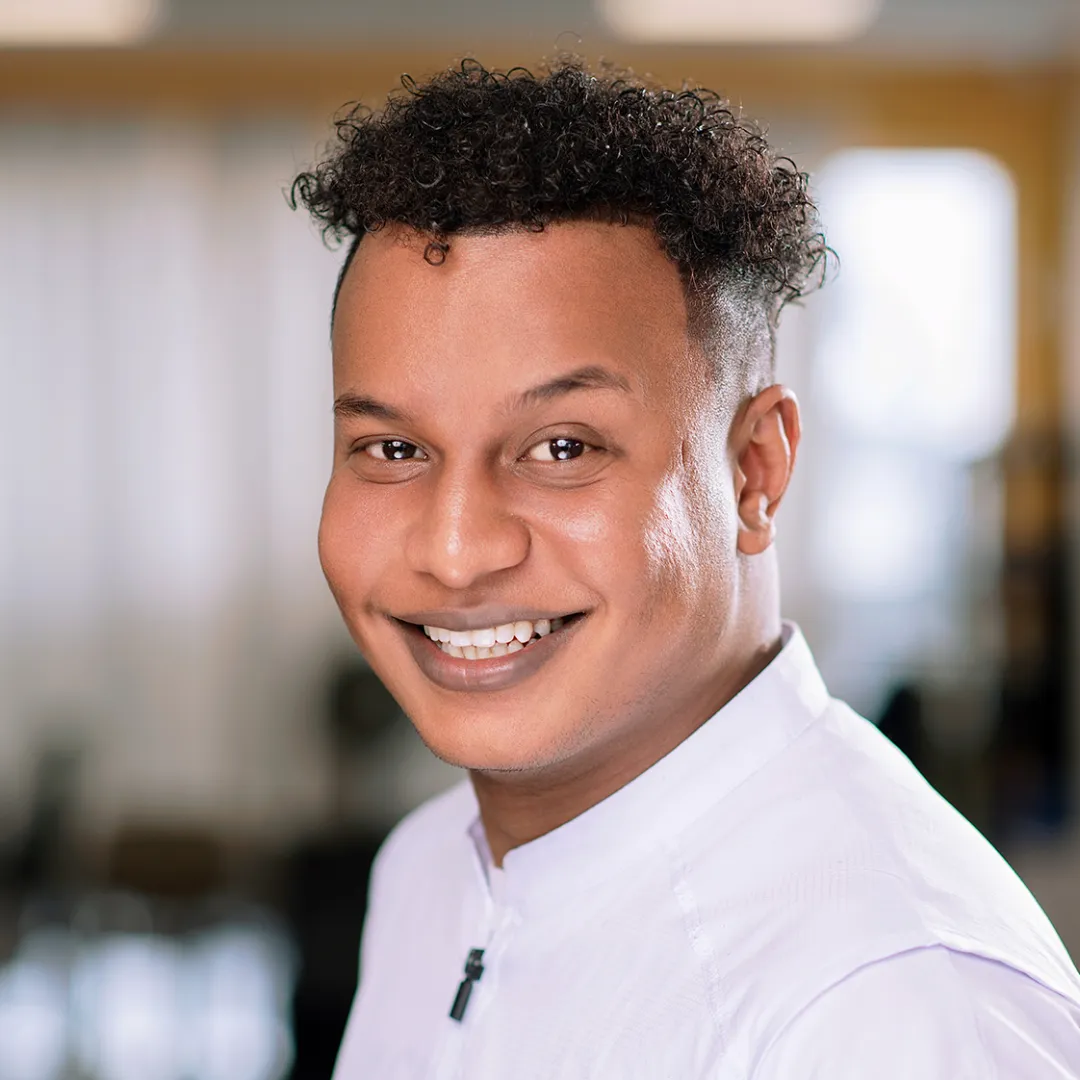 Headshot-with-yafeit-1x1 (1)