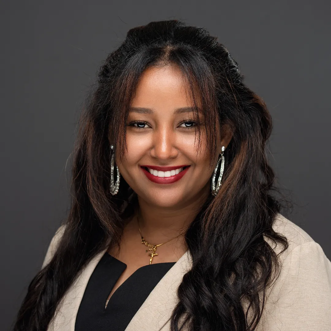 Headshot-with-yafeit-1x1 (12)