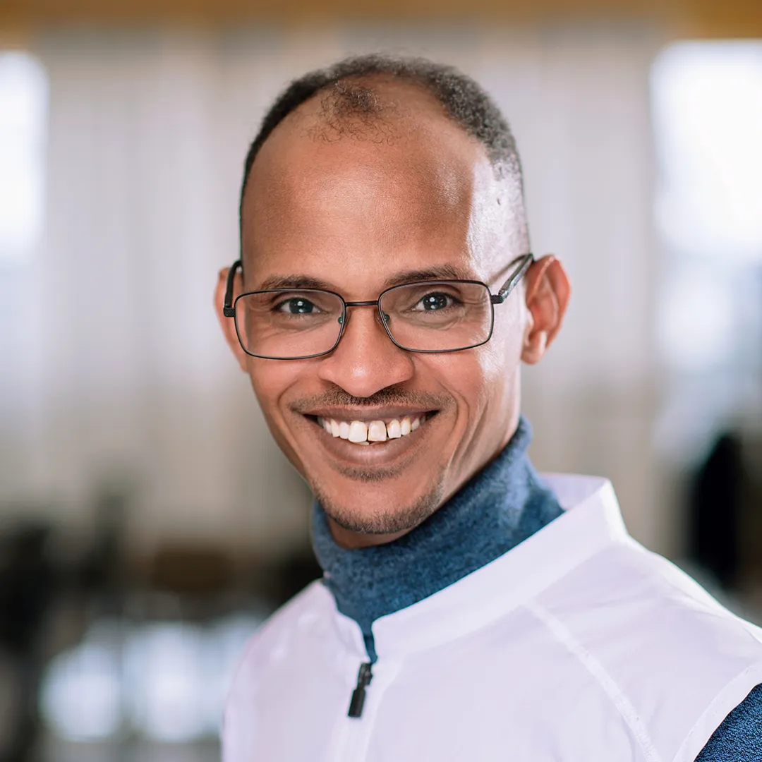 Headshot-with-yafeit-1x1 (2)