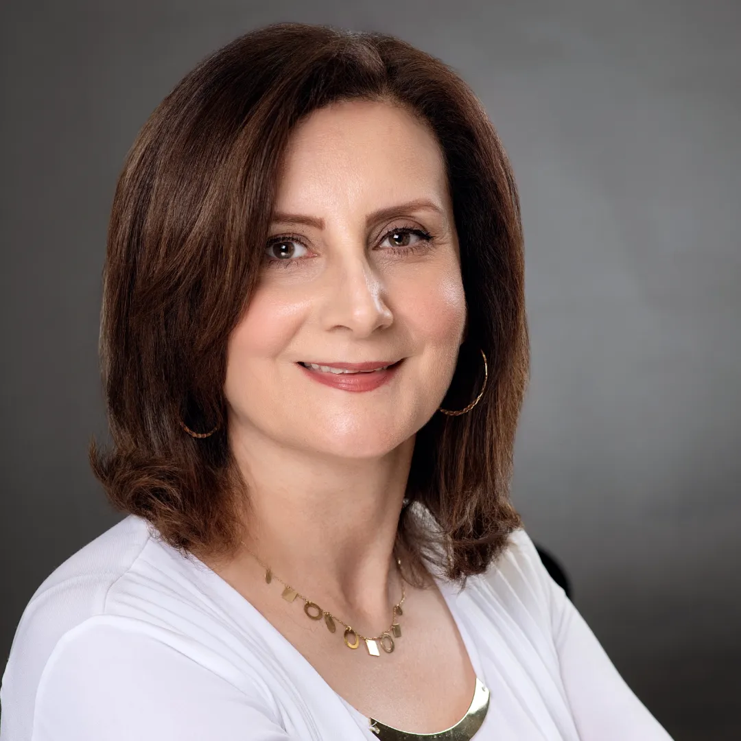 Headshot-with-yafeit-1x1 (23)