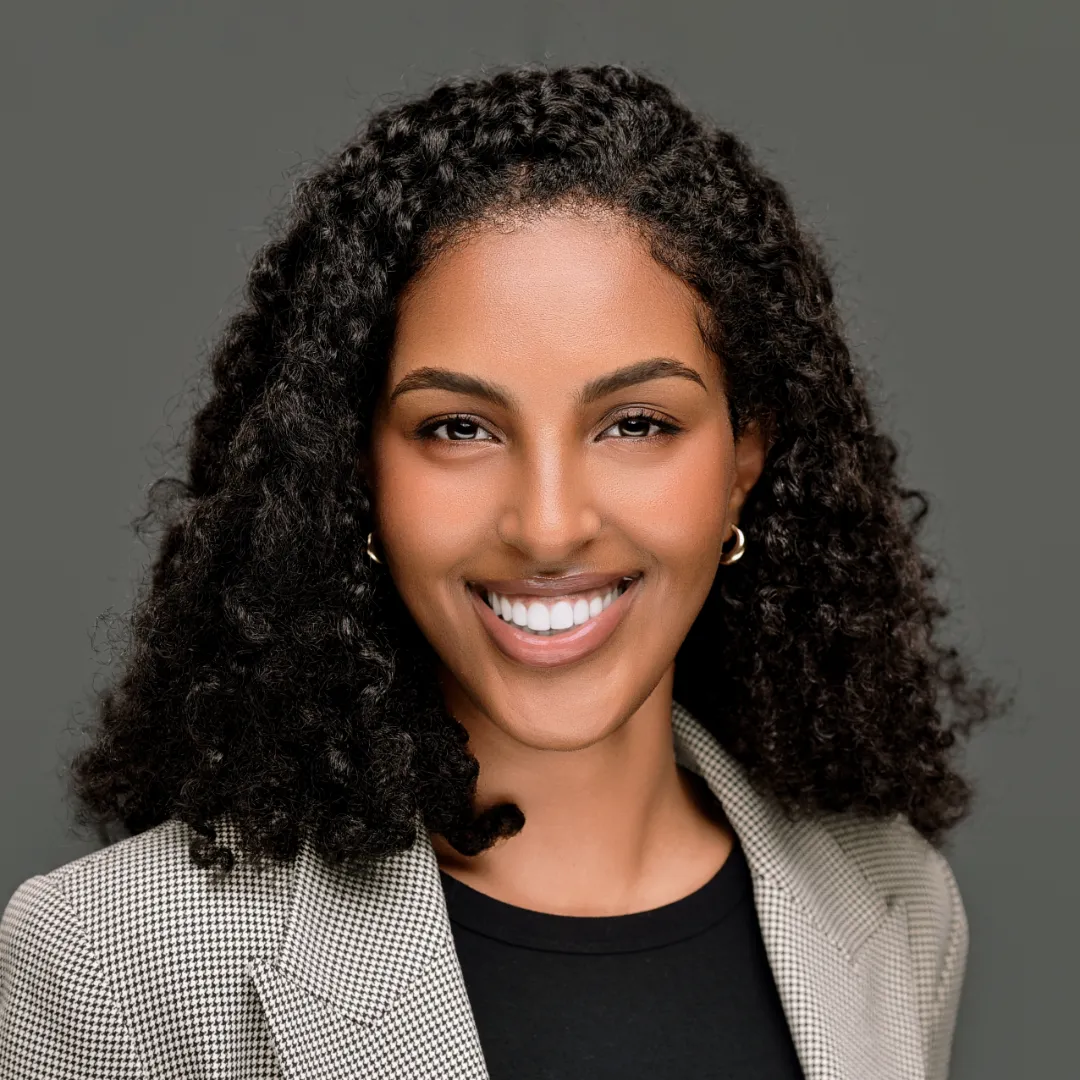 Headshot-with-yafeit-1x1 (27)