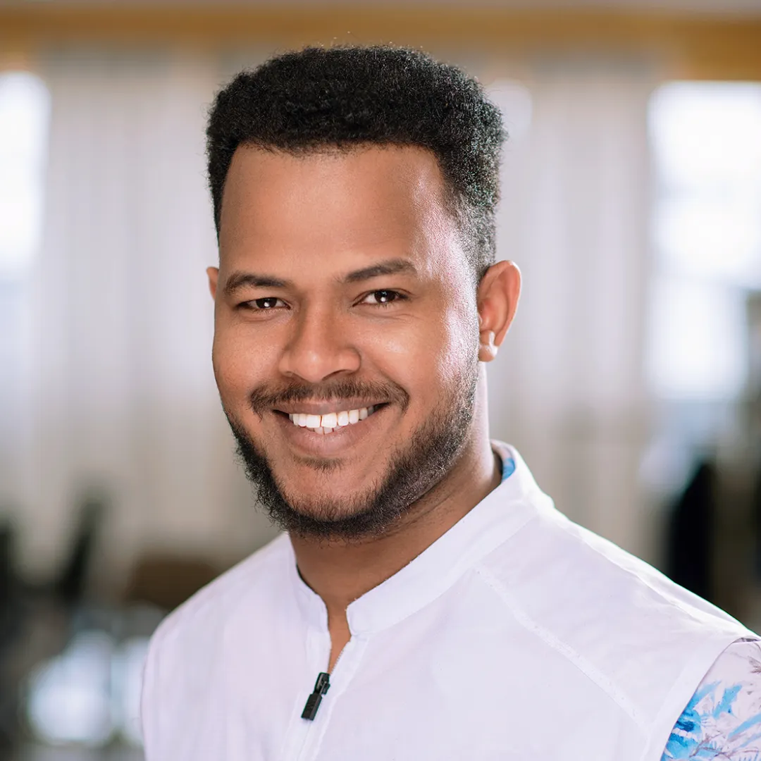 Headshot-with-yafeit-1x1 (3)