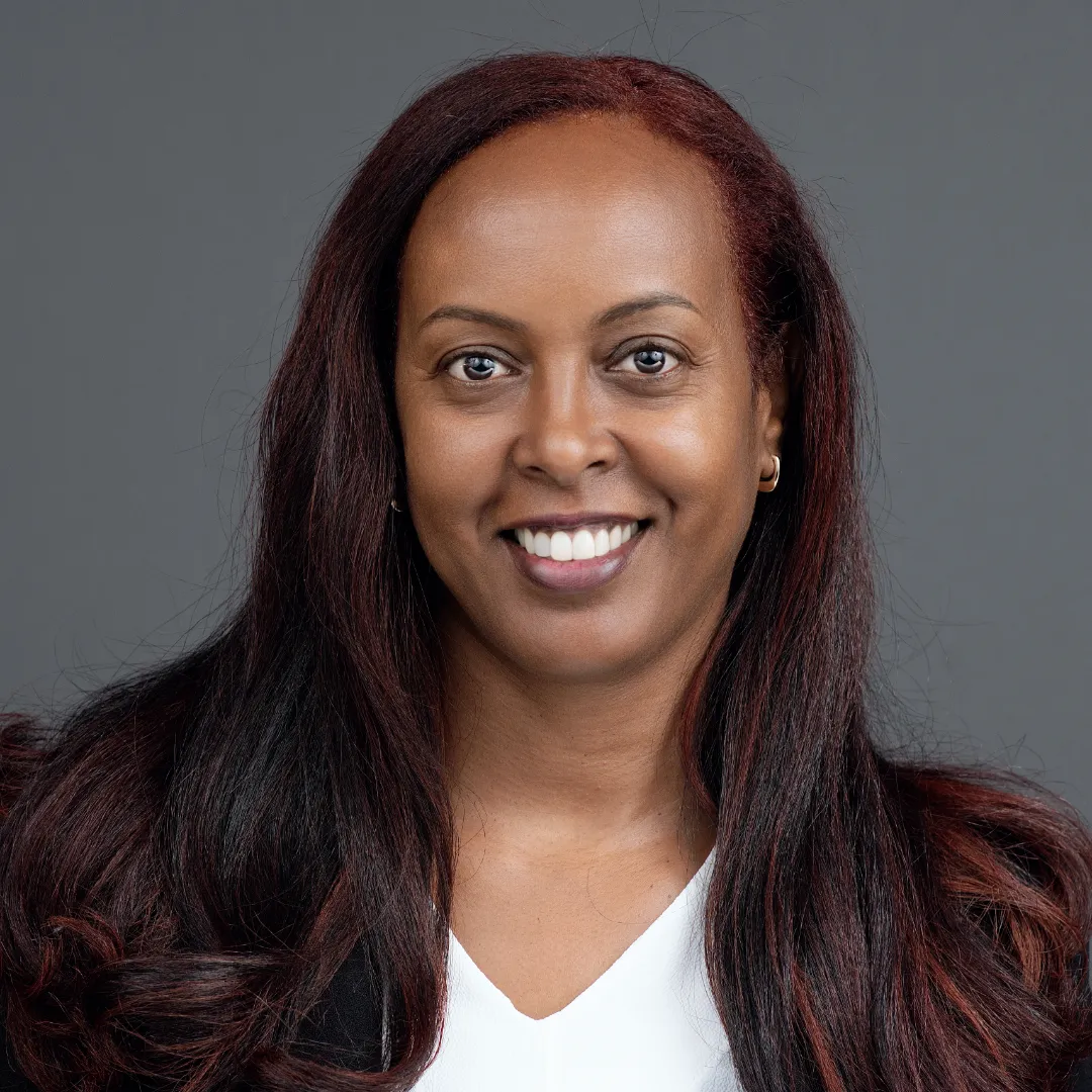 Headshot-with-yafeit-1x1 (9)