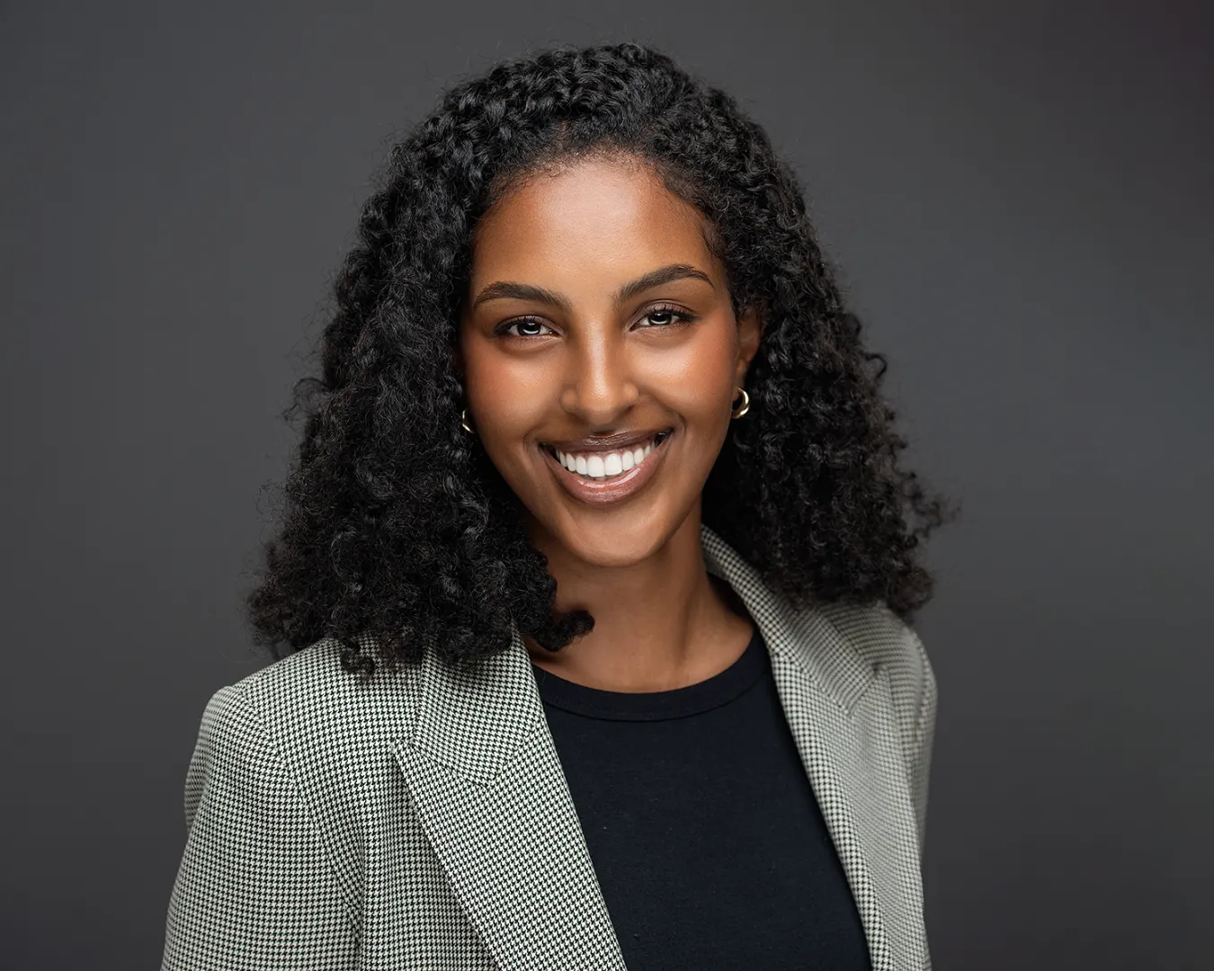 Headshot-with-yafeit (23)