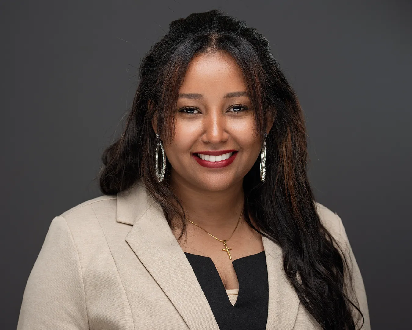 Headshot-with-yafeit (28)