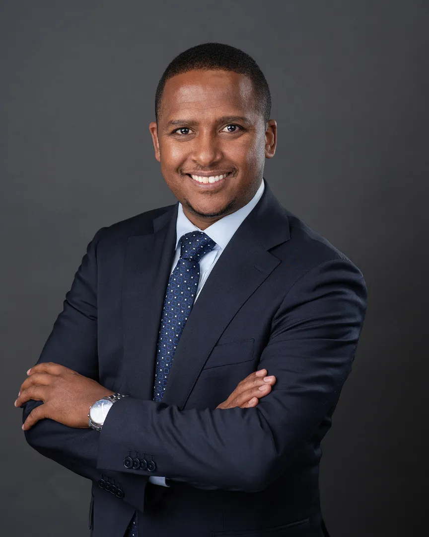 Headshot-with-yafeit (59)2