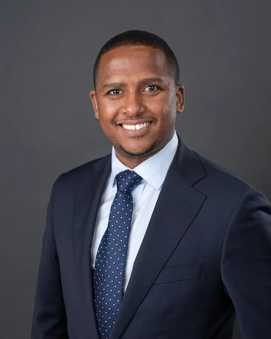 Headshot-with-yafeit (59)