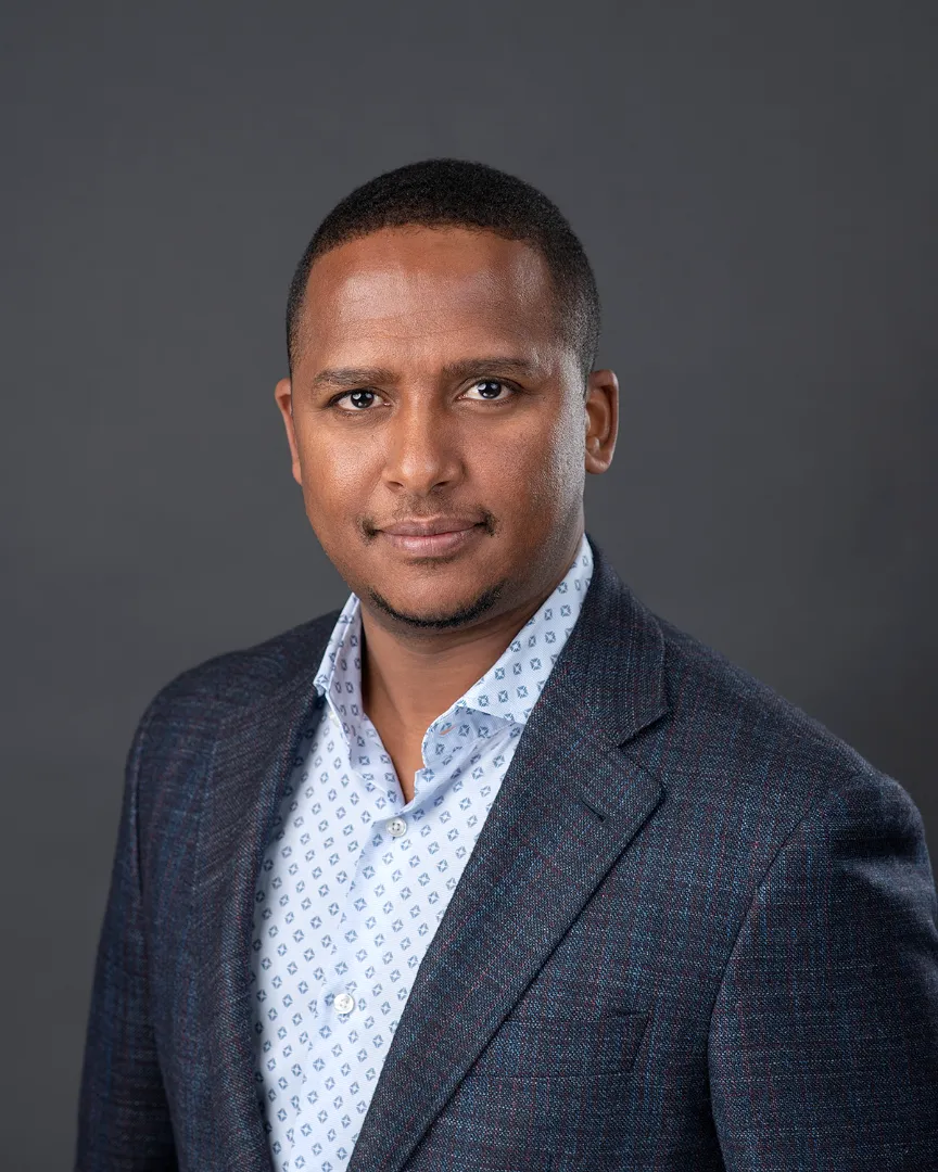 Headshot-with-yafeit (63)