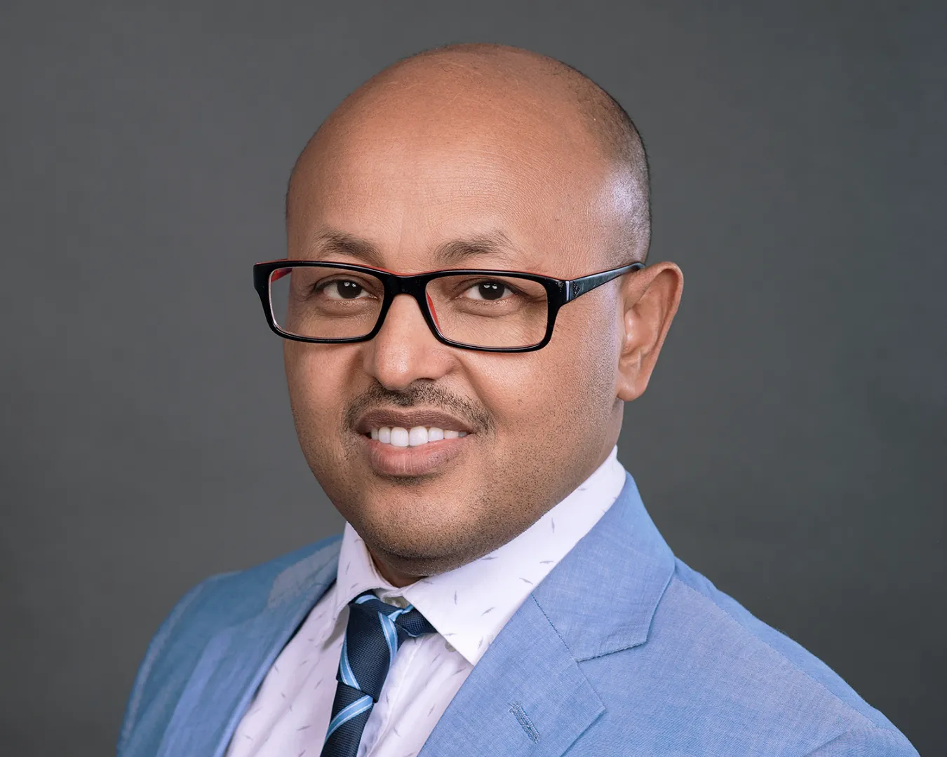 Headshot-with-yafeit (69)