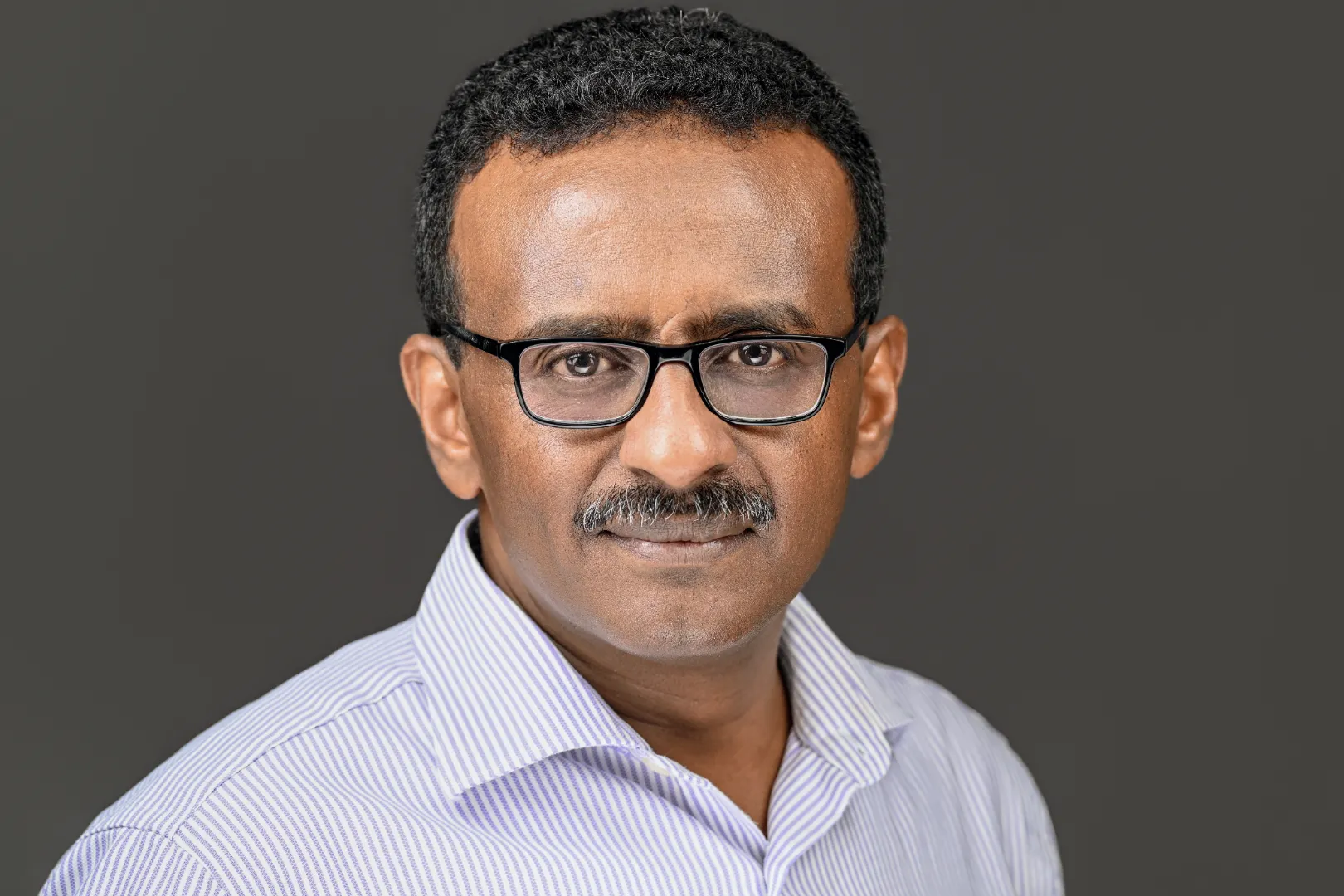 Headshot-with-yafeit-Yafeit4